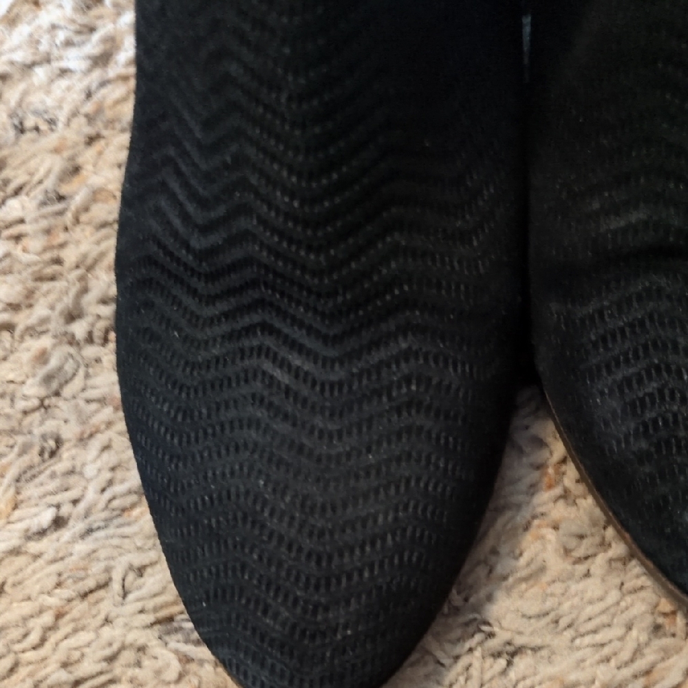 Lucky Brand Textured Black Ankle Booties - Picture 4 of 7